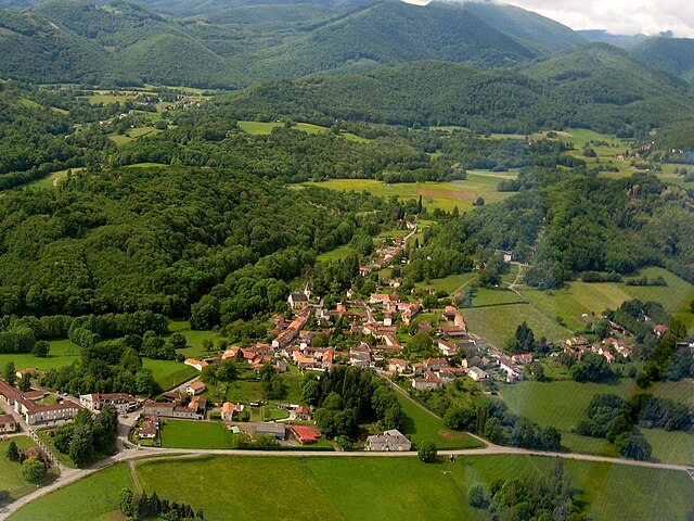 640px-Le_village_dans_le_pi%C3%A9mont.JPG