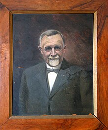 Portrait en peinture des années 1920-1930 représentant un homme âgé, élégant, portant barbiche, lunettes et nœud-papillon