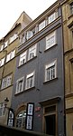 Měšťanský_dům_U_sv._Jana_Nepomuckého_(Malá_Strana),_Praha_1,_Nové_zámecké_schody_2,_Malá_Strana.JPG