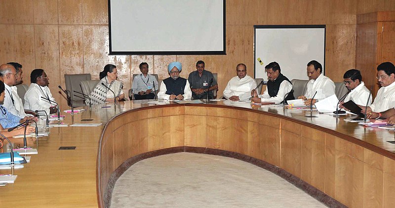 File:Manmohan Singh holding a high level meeting on his arrival at the Mumbai airport, in Mumbai. The Chairperson, National Advisory Council, Smt. Sonia Gandhi and the Chief Minister of Maharashtra (1).jpg