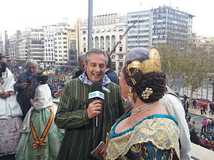 11/03: Ximo Rovira entrevista una fallera durant una mascletà.