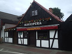 Casa de pescador de madeira de meados do século XIX na rua Wiejska, 110. Atualmente, o restaurante “Mashoperia”