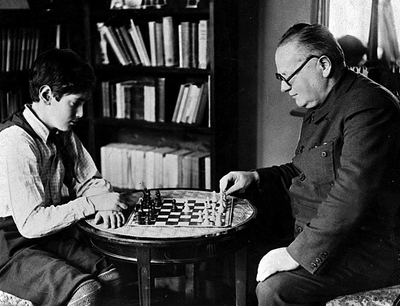 File:Maxim Litvinov plays chess 1936.jpg