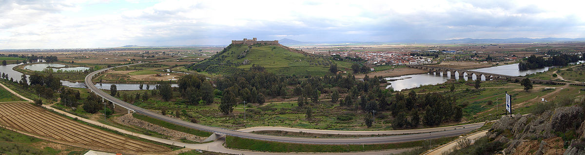 Panorama Medellínu s hradem (Castillo) uprostřed.