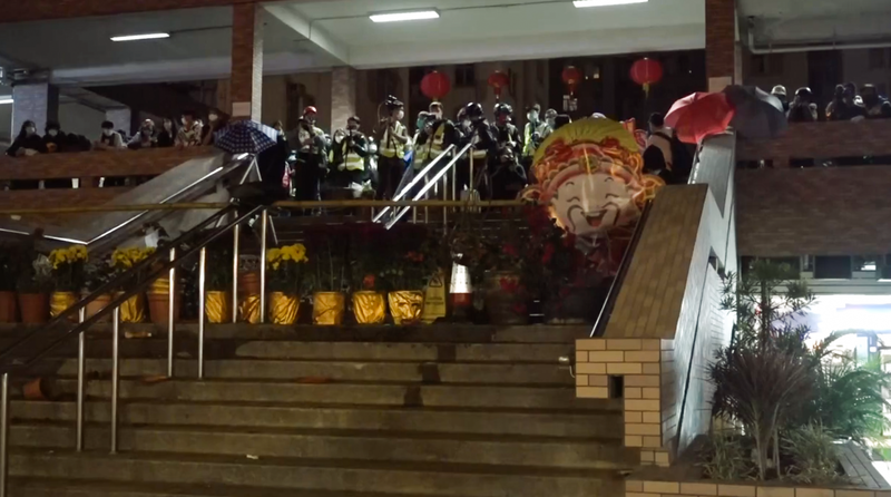 File:Mei Foo Sun Chuen Entrance Stairs Roadblock 20200202.png