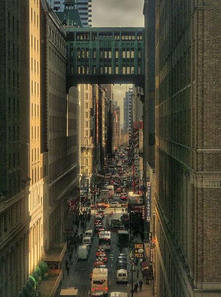 ไฟล์:Midtown New York traffic under the Gimbels Bridge (4315343941).jpg