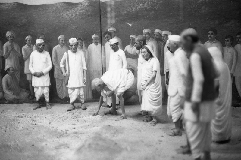 File:Miniatures representing the Salt March in Sabarmati Ashram, Ahmedabad India.tif