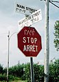 Panneau de signalisation routière multilingue : cri, anglais et français.