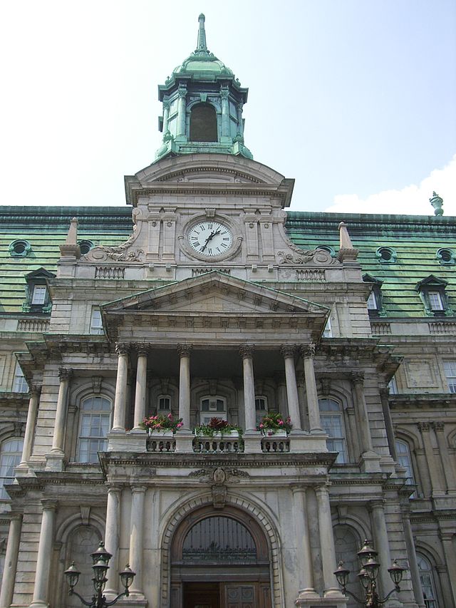 חזית בית העירייה של מונטריאול, שמעל מרפסתו נשא דה גול את נאומו