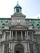 Uitzicht op de hoofdtoren en de ingang van het stadhuis van Montreal