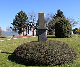 Monument hommage à Bonstant Ponchard, bienfaiteur de la commune.