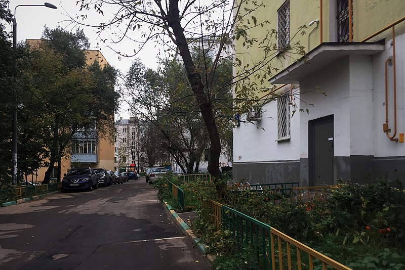 File:Moscow, Kolodeznaya Street Housing (30924271404).jpg