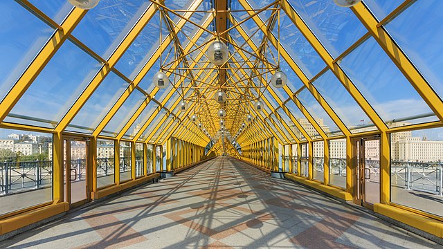 Интерьер внутренней галереи Пушкинского моста в Москве, вид в сторону Фрунзенской набережной