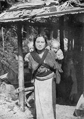 Japanische Mutter mit Zwillingen, 1917