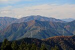 東方の池田山から望む貝月山、手前に鎗ヶ先山 （2013年11月14日）
