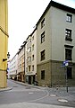 Blick auf die Fassaden entlang der Straße am Abzweig zur Sparkassenstraße.