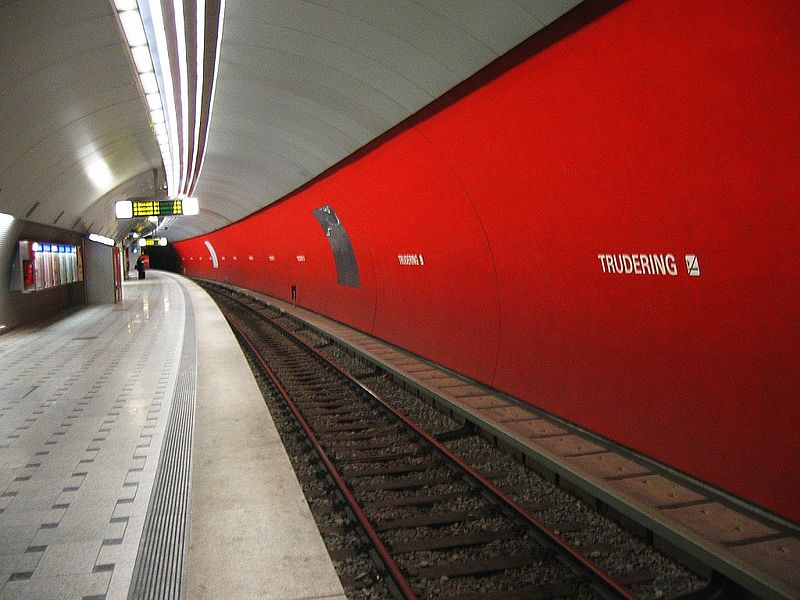 Файл:Munich subway Trudering.jpg