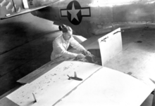 Un caccia North American P-51D Mustang della NACA modificato per la ricerca transonica: un modellino con la forma di un Bell XS-1 con i piani orizzontali di coda a freccia veniva fissato a metà dell'apertura alare del caccia e, collegato a strumenti contenuti in quello che normalmente sarebbe stato il vano per l'armamento, era immerso in un flusso d'aria accelerato fino a oltre Mach 1 durante il volo.