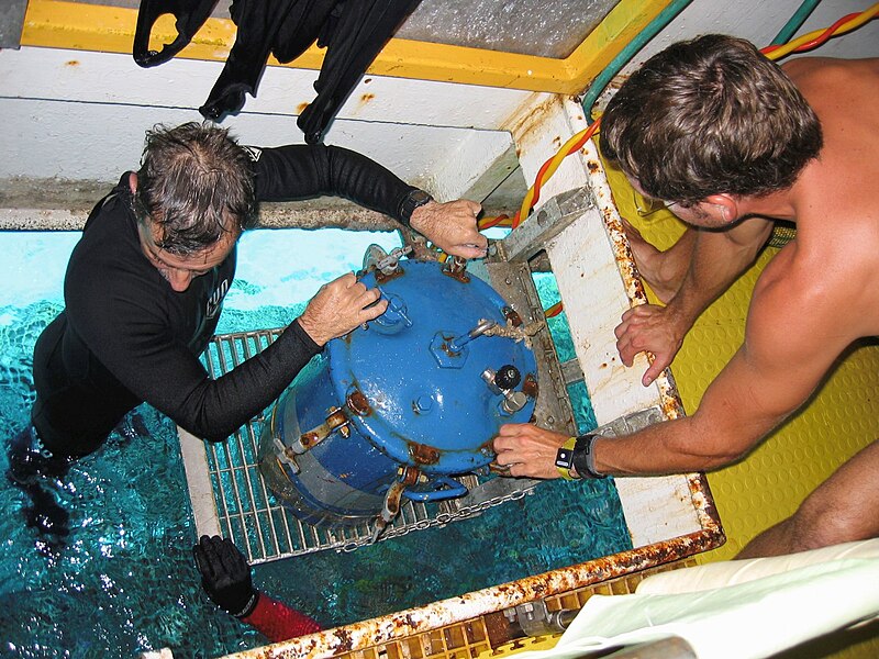 File:NEEMO 13 Gerty works in wet porch.jpg