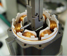 Needle winding displayed with end wires on the lead frame Nadelwickeltechnik mit Darstellung Verschaltungsdrahte.png