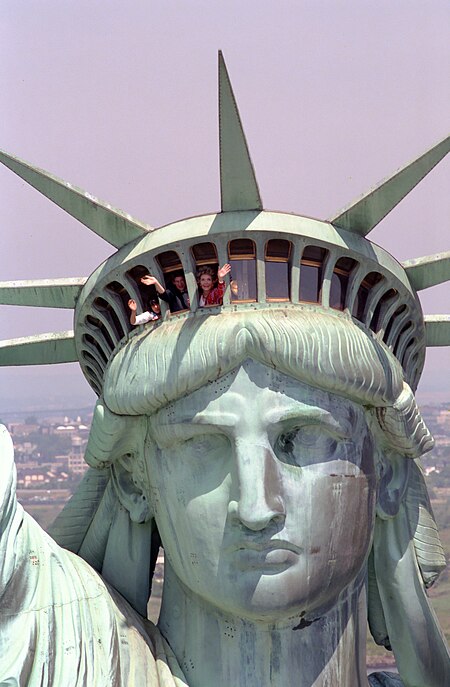 Tập_tin:Nancy_Reagan_reopens_Statue_of_Liberty_1986.jpg