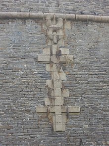 Photographie d'une des croix de Lorraine ornant le château.