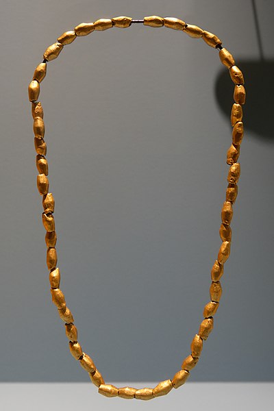 File:Necklace Sarazm NMAT SZM5-190 1147-365 (cleanup).jpg