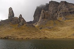 Horská skupina Storr na severovýchodě ostrova, na snímku vlevo skalní jehla Old Man of Storr