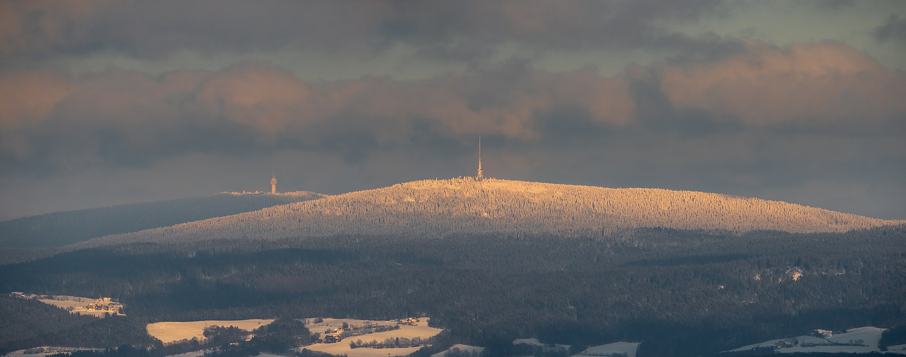 عرض نيوبورج باتجاه Ochsenkopf و Schneeberg 2043375-Pano-2.jpg