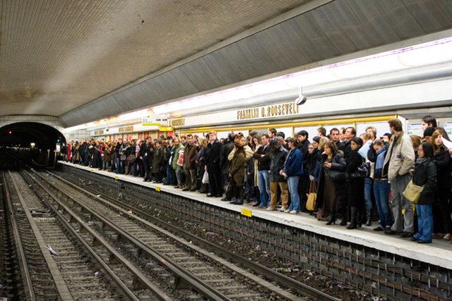 A crowded Paris Métro average station platform in 2007.