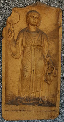 Reliefstein „Norisches Mädchen“ aus der Römerzeit, Wappenfigur von Nußdorf-Debant