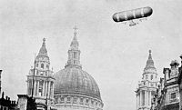 Un aeromobile, il Nulli Secundus, gira attorno alla cattedrale nel suo viaggio da Farnborough a Londra (1907)