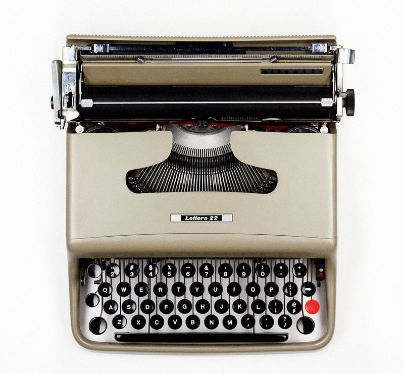 File:Olivetti Lettera 22 Typewriter Marcello Nizzoli.jpg