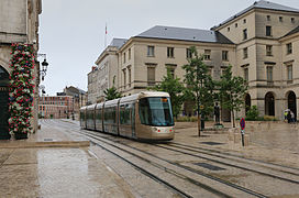 Le tramway d'Orléans à la Place St-Croix.