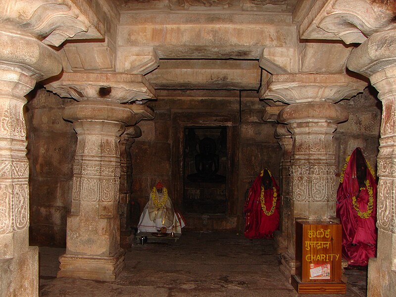 File:Ornate pillars in a mantapa of the Panchakuta Basadi at Kambadahalli.JPG