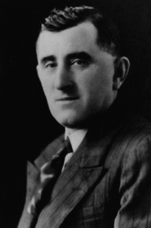Czarno-białe zdjęcie mężczyzny w krawacie.