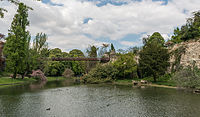 English: The passerelle suspendue bridge in the Parc des Buttes Chaumont as seen from south