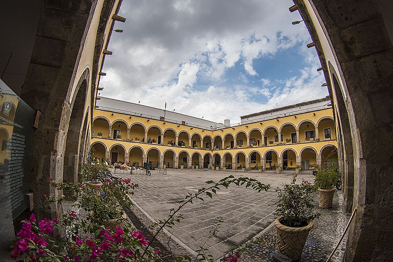 File:Patio principal del Ex Claustro de Santa María de Gracia (CUAAD ARTES PLÁSTICAS).jpg