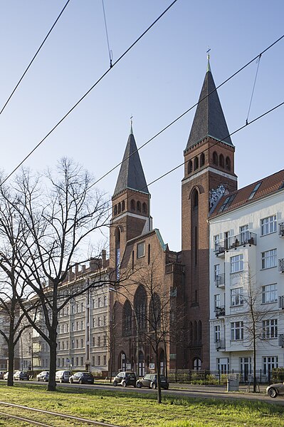 File:Paul-Gerhardt-Kirche, Berlin-Prenzlauer Berg 02.jpg