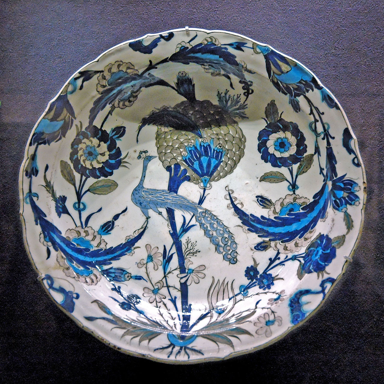 https://upload.wikimedia.org/wikipedia/commons/thumb/1/19/Peacock_dish_Louvre_K3449.jpg/1280px-Peacock_dish_Louvre_K3449.jpg