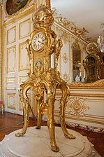 Ceas astronomic din bronz aurit, de Jacques Caffieri (1754), în Palatul de la Versailles