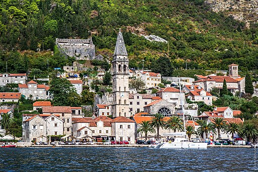 Perast zwischen der Bucht von Kotor und der Bucht von Risan (UNESCO-Welterbe in Montenegro)