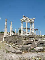 Руины храма Траяна