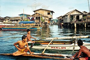 The Sama-Bajau have evolved to become durable free divers. Philippinen basilan seezigeuner ph04p69.jpg