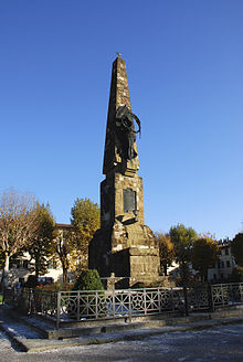 Il monumento ai combattenti della prima guerra mondiale, in piazza Acciaioli.