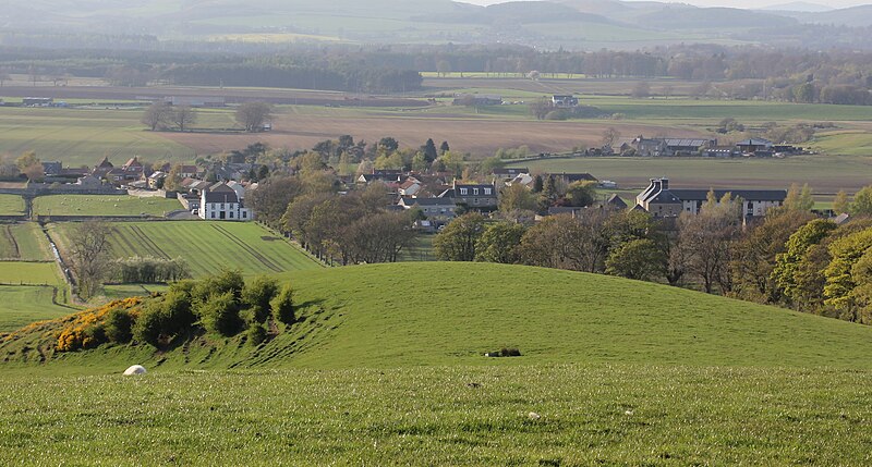 File:Pitlessie, Cults Panorama.jpg