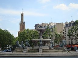 Place Félix-Éboué med kyrkan Saint-Esprit i bakgrunden.