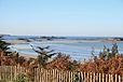 La plage du Rougeret à Saint-Jacut-de-la-Mer dans les Côtes d'Armor. Cette plage se situe entre la Pointe du Chevet, à l'ouest, et la Pointe de Sainte-Awawa, à l'est, et fait face à l'archipel des Ébihens. Ces îles sont accessibles à pied à marée basse.