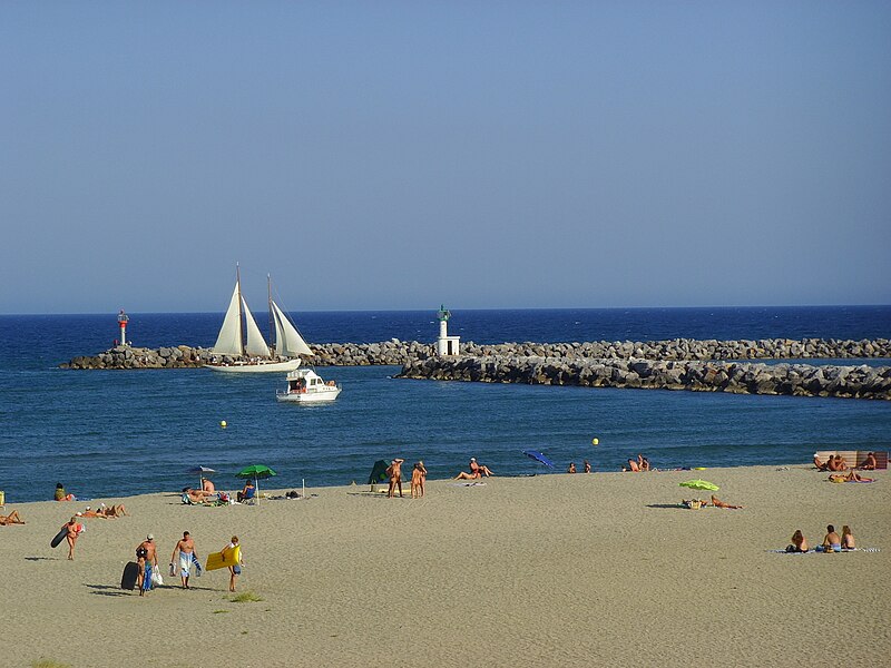 File:Port Leucate (Aude), Oasis, plage naturiste 08-01.jpg