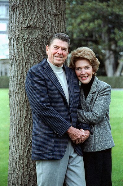 File:President Ronald Reagan and Nancy Reagan pose on the White House Grounds.jpg